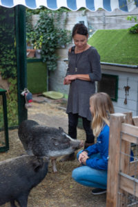 robin staat bij haar varkens